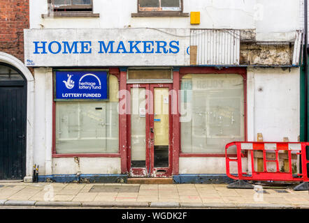 Geschlossen und shuttered Home Hersteller shop in Kings Lynn, Norfolk. King's Lynn ist eine der Städte, für die Unterstützung der neuen Regierung Städte Fonds Stockfoto