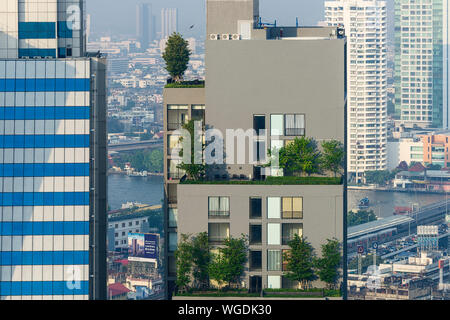 Blick von der Spitze der Mode Sathorn Hotel auf dem neuen Gebäude in der Umgebung im Stadtteil Sathorn, Bangkok, Thailand Stockfoto