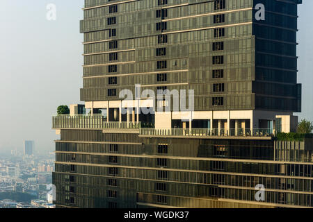 Blick von der Spitze der Mode Sathorn Hotel auf dem neuen Gebäude in der Umgebung im Stadtteil Sathorn, Bangkok, Thailand Stockfoto