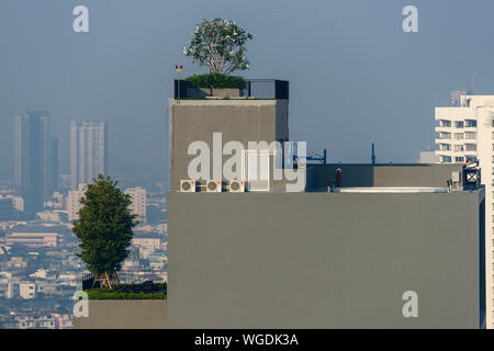 Blick von der Spitze der Mode Sathorn Hotel auf dem neuen Gebäude in der Umgebung im Stadtteil Sathorn, Bangkok, Thailand Stockfoto