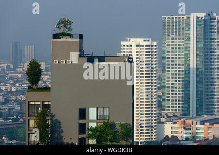 Blick von der Spitze der Mode Sathorn Hotel auf dem neuen Gebäude in der Umgebung im Stadtteil Sathorn, Bangkok, Thailand Stockfoto