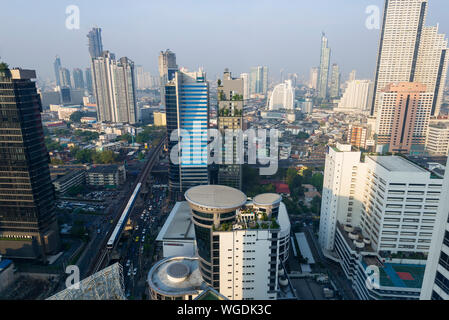 Blick von der Spitze der Mode Sathorn Hotel auf dem neuen Gebäude in der Umgebung im Stadtteil Sathorn, Bangkok, Thailand Stockfoto