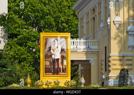 Gigantische Portrait der neue König, König Vajiralongkorn, Rama X auf einem Gebäude am Ufer des Chao Phraya Fluss in Bangkok, Thailand Stockfoto