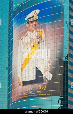 Gigantische Portrait der neue König, König Vajiralongkorn, Rama X auf einem Gebäude am Ufer des Chao Phraya Fluss in Bangkok, Thailand Stockfoto