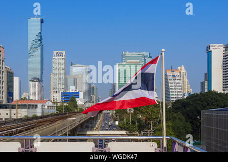 Den BTS Skytrain und King Power MahaNakhon eine gemischt genutzte Hochhaus in der Silom Sathon zentralen Geschäftsviertel von Bangkok Thailand Stockfoto