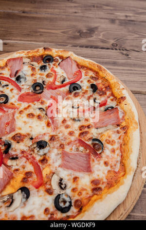 Pizza Capricciosa traditionelle italienische Speisen aus Schinken Champignons Artischocken Eiern parmesan Oliven. Stockfoto