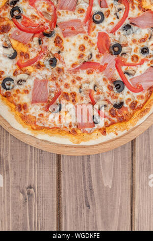 Pizza Capricciosa traditionelle italienische Speisen aus Schinken Champignons Artischocken Eiern parmesan Oliven. Stockfoto