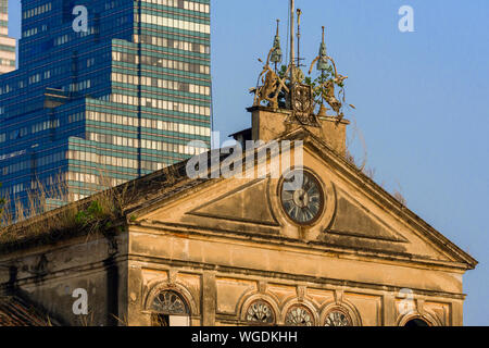 Verfallenen Giebel des Alten Zoll entlang der Fluss Chao Phraya Bangkok, Thailand Stockfoto
