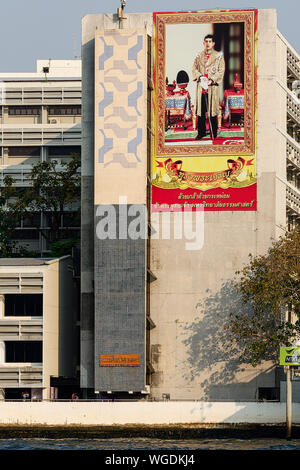 Gigantische Portrait der neue König, König Vajiralongkorn, Rama X auf einem Gebäude am Ufer des Chao Phraya Fluss in Bangkok, Thailand Stockfoto