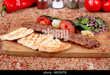 Full-service-Türkei Kebab mit frischem Pfeffer und frischem Gemüse auf einem Tisch lagen mit würzigen Close-up Gewürze Stockfoto