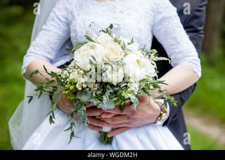 Details der Hochzeit morgen. Brautstrauß in der Hand der Braut in weichen Pastellfarben Stockfoto