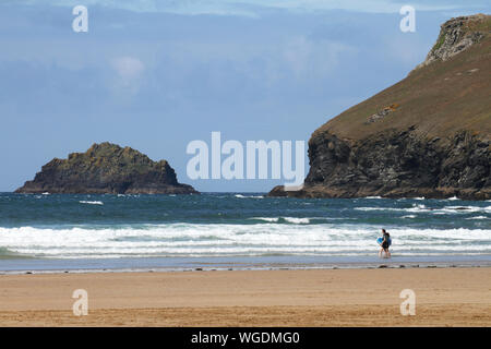 Surfen Strand Blick auf Polzeath, an der Nordküste von Cornwall Stockfoto