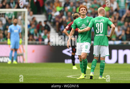 01. September 2019, Bremen: Fußball: Bundesliga, Werder Bremen - FC Augsburg, Spieltag 3: Werder Torschütze zum 2:1 Josh Sargent (l) ist glücklich mit Davy Klaasen über sein Ziel. Foto: Carmen Jaspersen/dpa - WICHTIGER HINWEIS: In Übereinstimmung mit den Anforderungen der DFL Deutsche Fußball Liga oder der DFB Deutscher Fußball-Bund ist es untersagt, zu verwenden oder verwendet Fotos im Stadion und/oder das Spiel in Form von Bildern und/oder Videos - wie Foto Sequenzen getroffen haben. Stockfoto