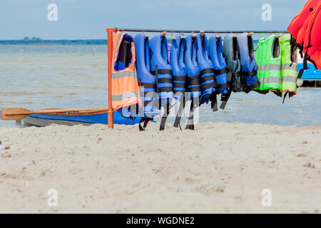 Nahaufnahme der Schwimmwesten mit Hintergrund, Ausrüstung für die Sicherheit im Wasser. Stockfoto