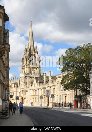 Oxford High Street mit der Turm der Universitätskirche St. Mary's, Oxford, England, Großbritannien Stockfoto