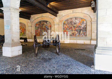 Alte Arsenal Cannon vor Mosaiken in der Altstadt von Genf, Schweiz, jede Darstellung ein anderes Monument in Genf's Geschichte Stockfoto