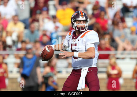 August 31, 2019, Chestnut Hill, MA, USA; Virginia Tech Hokies Quarterback Ryan Willis (5) bereitet während der NCAA Football Spiel zwischen Virginia Tech Hokies und Boston College Eagles unter Alumni Stadium zu werfen. Anthony Nesmith/CSM Stockfoto