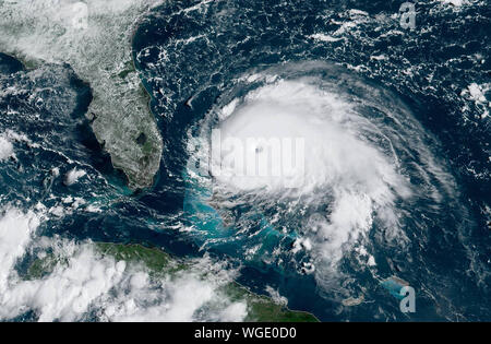 Florida, USA. 01 Sep, 2019. Hurricane Dorian ist durch die NOAA-Satelliten erfasst geht um 10:10 Uhr EST am 1. September 2019, etwa 200 km östlich von West Palm Beach, Florida. Die gesammelten Daten aus einer Air Force Hurricane Hunter Ebene weisen darauf hin, dass die maximale unterstützte Winde zugenommen haben in der Nähe von 160 mph (260 km/h). Dorian ist jetzt ein Hurrikan der Kategorie 5 auf der Saffir-Simpson-Skala Wind. Quelle: UPI/Alamy leben Nachrichten Stockfoto