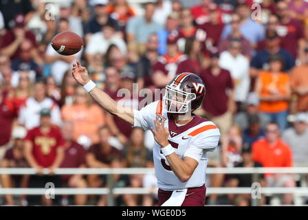 August 31, 2019, Chestnut Hill, MA, USA; Virginia Tech Hokies Quarterback Ryan Willis (5) wirft den Ball während der NCAA Football Spiel zwischen Virginia Tech Hokies und Boston College Eagles unter Alumni Stadium. Anthony Nesmith/CSM Stockfoto