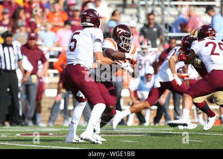 August 31, 2019, Chestnut Hill, MA, USA; Virginia Tech Hokies Quarterback Ryan Willis (5) Hände weg zu Virginia Tech Hokies zurück laufen Deshawn McClease (33) während der NCAA Football Spiel zwischen Virginia Tech Hokies und Boston College Eagles unter Alumni Stadium. Anthony Nesmith/CSM Stockfoto
