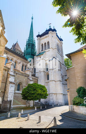 Alte Kirchtürme von St. Peters Kathedrale in der historischen Altstadt von Genf, Schweiz Stockfoto