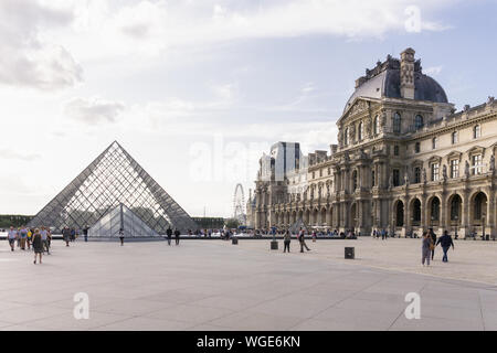 Paris Louvre - Gebäude des Louvre und ein Glas Pyramide in Paris, Frankreich, Europa. Stockfoto