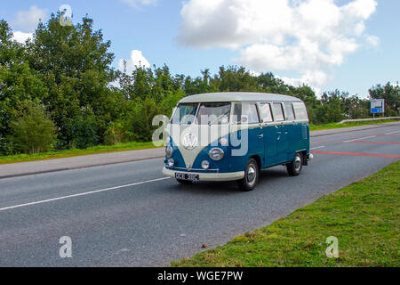 1965 60er Jahre White Blue VW Volkswagen VeeDub Splitty Camper bei der 2019 Bradford to Morecambe Charity Oldtimer Rallye, altes Retro-Fahrzeug, historisches Automobil, Transport, Classic Antik, Kollektion, Autotransport, Design, Motor, fahren, Geschichte, Geschichte, Show, Motor, restauriertes Sammlerstück, Stil, historischer Fahrzeuglauf. Stockfoto