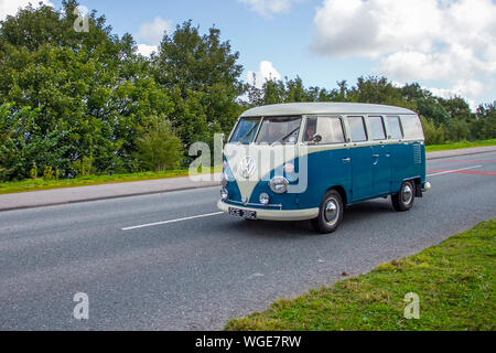 1965 60er Jahre Blue VW Volkswagen VeeDub Splitty Camper bei der 2019 Bradford to Morecambe Charity Oldtimer Rallye, altes Retro-Fahrzeug, historisches Automobil, Transport, Classic Antik, Kollektion, Autotransport, Design, Motor, fahren, Geschichte, Geschichte, Show, Motor, restauriertes Sammlerstück, Stil, historischer Fahrzeuglauf. Stockfoto