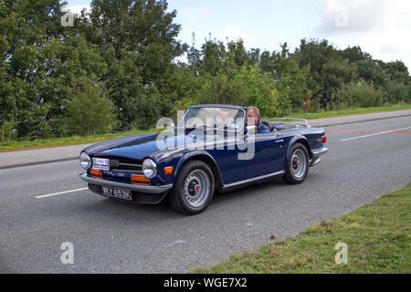 Blauer Triumph TR6 aus den 1972 70er Jahren, der 2019 bei der Rallye Bradford nach Morecambe Charity gefahren wurde, altes Retro-Fahrzeug, historisches Automobil, Transport, Classic Antik, Kollektion, Autotransport, Design, Motor, fahren, Geschichte, Geschichte, Show, Motor, restauriertes Sammlerstück, Stil, historischer Fahrzeuglauf. Stockfoto