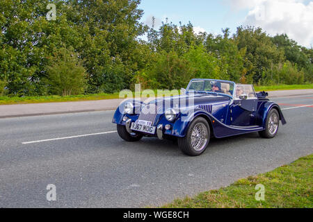 2017 blauer Morgan Plus vier Roadster bei der Rallye von Bradford nach Morecambe Charity, altes Retro-Fahrzeug, historisches Auto, Transport, Classic, Kollektion, Auto Transport Design, Motor, Antrieb, Geschichte, Geschichte, Show, Motor, restaurierte Sammlerstücke, Style, historischer Fahrzeuglauf. Stockfoto