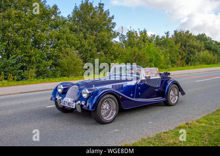 2017 blauer Morgan Plus vier Roadster bei der Rallye von Bradford nach Morecambe Charity, altes Retro-Fahrzeug, historisches Auto, Transport, Classic, Kollektion, Auto Transport Design, Motor, Antrieb, Geschichte, Geschichte, Show, Motor, restaurierte Sammlerstücke, Style, historischer Fahrzeuglauf. Stockfoto