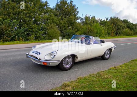 1970 70s Jaguar 'E' Typ in der Bradford to Morecambe Charity Oldtimer-Rallye, alt, Retro-Fahrzeug, historisches Automobil, Transport, Classic antique, Sammlung, Autotransport, Design, Motor, Fahren, historisch, Geschichte, Show, Motor, Restauriertes Sammlerstück, Stil, historische Fahrzeug laufen. Stockfoto