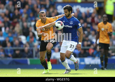 Liverpool, Großbritannien. 01 Sep, 2019. Andre Gomes von Everton (rechts) schaut weg von Romain Saiss der Wolverhampton Wanderers zu erhalten. Premier League match, Everton v Wolverhampton Wanderers im Goodison Park in Liverpool am Sonntag, den 1. September 2019. Dieses Bild dürfen nur für redaktionelle Zwecke verwendet werden. Nur die redaktionelle Nutzung, eine Lizenz für die gewerbliche Nutzung erforderlich. Keine Verwendung in Wetten, Spiele oder einer einzelnen Verein/Liga/player Publikationen. pic von Chris Stading/Andrew Orchard sport Fotografie/Alamy Live news Credit: Andrew Orchard sport Fotografie/Alamy leben Nachrichten Stockfoto