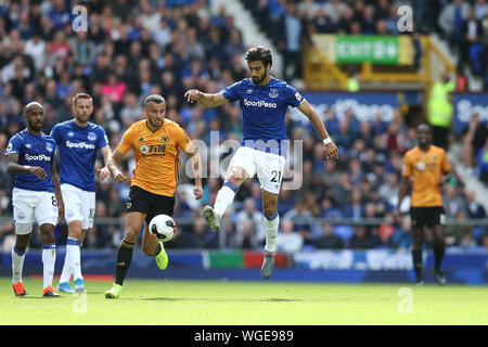 Liverpool, Großbritannien. 01 Sep, 2019. Andre Gomes von Everton (Mitte) steuert die Kugel. Premier League match, Everton v Wolverhampton Wanderers im Goodison Park in Liverpool am Sonntag, den 1. September 2019. Dieses Bild dürfen nur für redaktionelle Zwecke verwendet werden. Nur die redaktionelle Nutzung, eine Lizenz für die gewerbliche Nutzung erforderlich. Keine Verwendung in Wetten, Spiele oder einer einzelnen Verein/Liga/player Publikationen. pic von Chris Stading/Andrew Orchard sport Fotografie/Alamy Live news Credit: Andrew Orchard sport Fotografie/Alamy leben Nachrichten Stockfoto