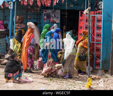 HARAR, Äthiopien - April 17: Nicht identifizierte Frauen shoppen auf einem Markt in Harar, Äthiopien am 17. April 2015 Stockfoto