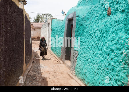 Harar, Äthiopien: 17. April 2015: Nicht identifizierte Frau Spaziergänge durch die antike Stadt Harar, 4. heiligste Stadt des Islam Stockfoto