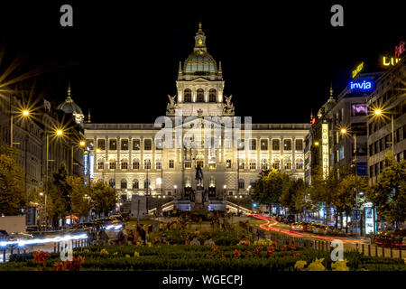 Nacht Blick auf das Nationalmuseum (Národní Muzeum), neoklassizismus Gebäude am oberen Ende des Wenzelsplatz. Prag, Tschechische Republik Stockfoto