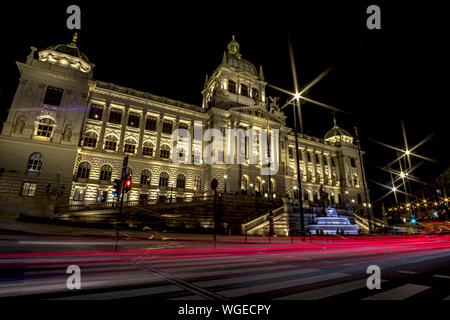 Nacht Blick auf das Nationalmuseum (Národní Muzeum), neoklassizismus Gebäude am oberen Ende des Wenzelsplatz. Prag, Tschechische Republik Stockfoto