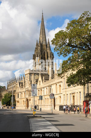 Oxford High Street mit der Turm der Universitätskirche St. Mary's, Oxford, England, Großbritannien Stockfoto