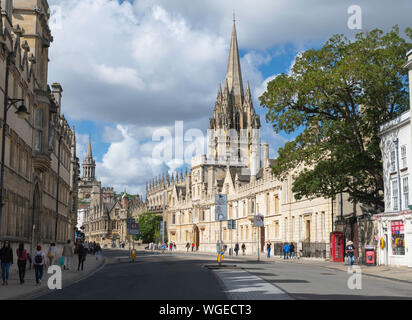 Oxford High Street mit der Turm der Universitätskirche St. Mary's, Oxford, England, Großbritannien Stockfoto