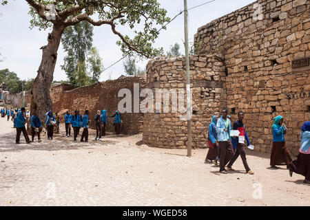 HARAR, Äthiopien - April 17, 2015: Studenten nach Hause gehen neben der Budaer Tor in Harar, Äthiopien. Stockfoto