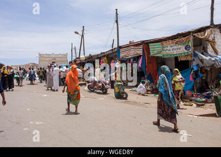 HARAR, Äthiopien - April 17: Unbekannter Händler und Kunden über Geschäft gehen auf dem Markt in Harar, Äthiopien am 17. April 2015 Stockfoto