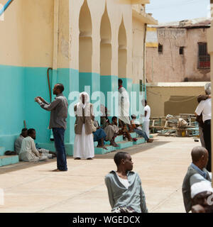 HARAR, Äthiopien - April 17, 2015: die Menschen Gottesdienst an der Aw Abdal Moschee, die größte Moschee in der heiligen Stadt Harar, Äthiopien Stockfoto