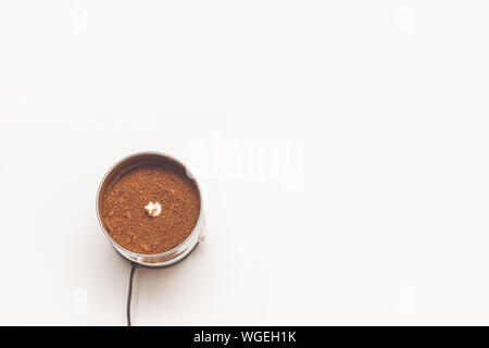 Frisch gemahlenen Kaffeebohnen in einer Kaffeemühle. Espressomaschine Extraktion. Vorbereiten der Espresso. Stockfoto