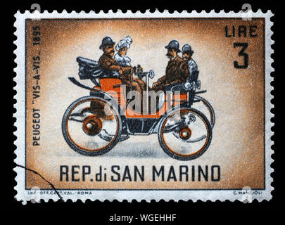 Stempel in San Marino ausgegebenen zeigt Peugeot "Vis-a-vis" (1895), klassische Automobile Serie, ca. 1962. Stockfoto