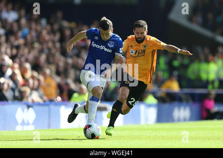 Liverpool, Großbritannien. 01 Sep, 2019. Seamus Coleman von Everton (l) sieht Vergangenheit Joao Moutinho der Wolverhampton Wanderers zu gehen. Premier League match, Everton v Wolverhampton Wanderers im Goodison Park in Liverpool am Sonntag, den 1. September 2019. Dieses Bild dürfen nur für redaktionelle Zwecke verwendet werden. Nur die redaktionelle Nutzung, eine Lizenz für die gewerbliche Nutzung erforderlich. Keine Verwendung in Wetten, Spiele oder einer einzelnen Verein/Liga/player Publikationen. pic von Chris Stading/Andrew Orchard sport Fotografie/Alamy Live news Credit: Andrew Orchard sport Fotografie/Alamy leben Nachrichten Stockfoto