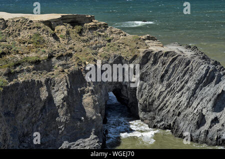 Otter Point, eine natürliche Brücke in Otter Point State Park in der Nähe von Gold Beach, Oregon, Teil der Pazifischen Küste Scenic Byway (US 101) Stockfoto