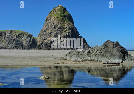 Sea Stacks am Strand entlang in Pistol River State Park in der Nähe von Gold Beach, Oregon, Teil der Pazifischen Küste Scenic Byway, US 101 Stockfoto