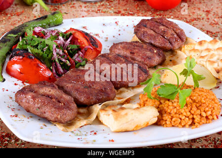 Türkische hamburger Knödel auf einer Platte Stockfoto