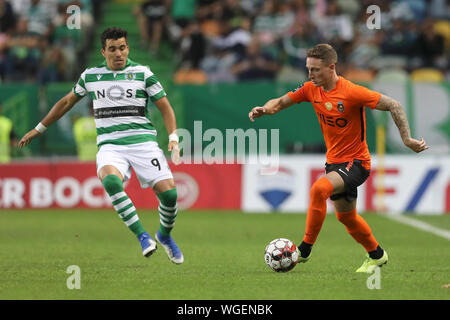 Nuno Santos Rio Ave FC (R) in Aktion während der Liga Nrn. 2019/20 Fußballspiel zwischen Sporting CP vs Rio Ave FC (Endstand: Sporting CP 2 - 3 Rio Ave FC) Stockfoto